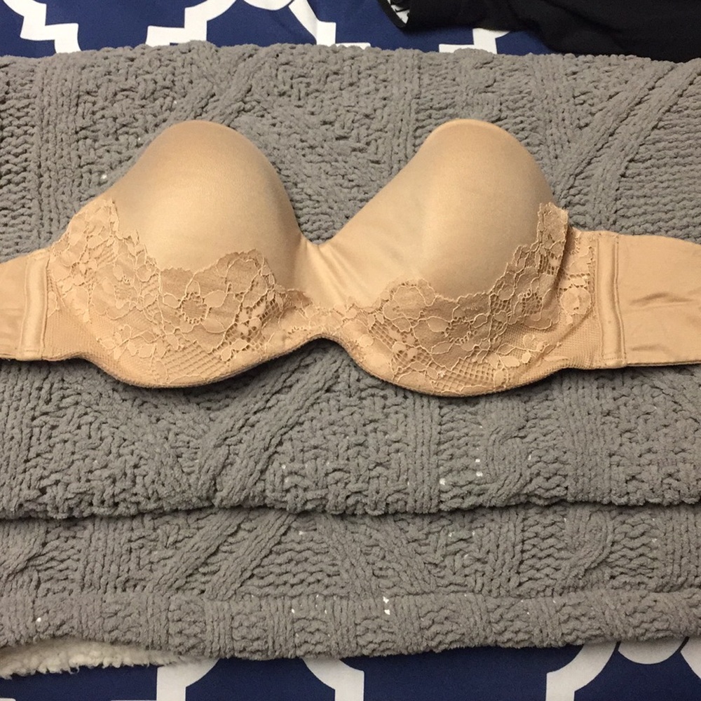 Victoria’s Secret nude w lace detail strapless
